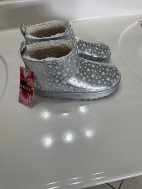 NWT Roxy Size 1 Kids Metallic Silver Star Cozy Ankle Boots
